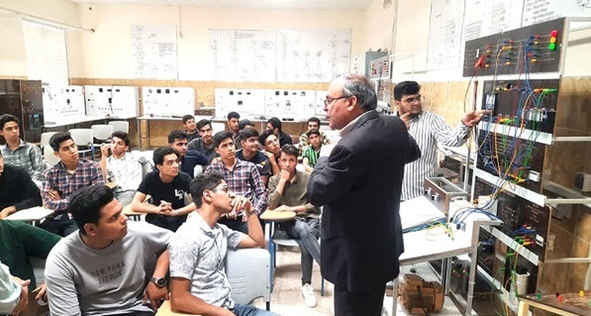 جزئیات بازدید دانشآموزان میبدی از نیروگاه خورشیدی و تجهیزات برق دانشگاه آزاد اشکذر