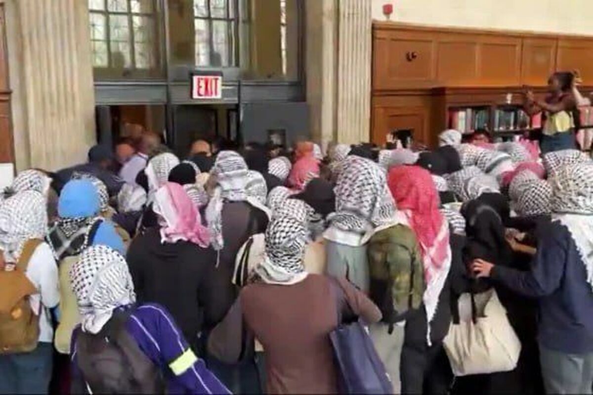حامیان فلسطینی ورود خود به کتابخانه دانشگاه را به ترامپ هدیه کردند بازداشت دانشجویان توسط پلیس آمریکا +فیلم و عکس