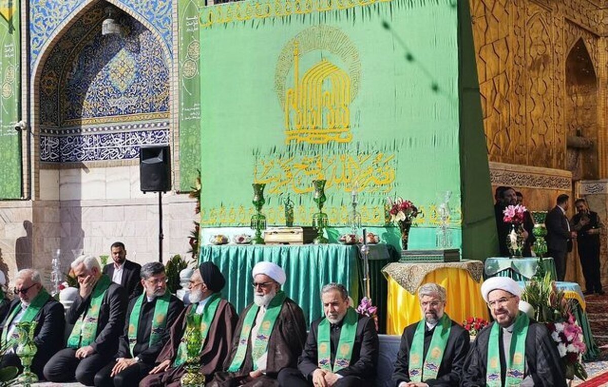 آیین سنتی تعویض پرچم گنبد بارگاه امام رضا (ع) با حضور عراقچی