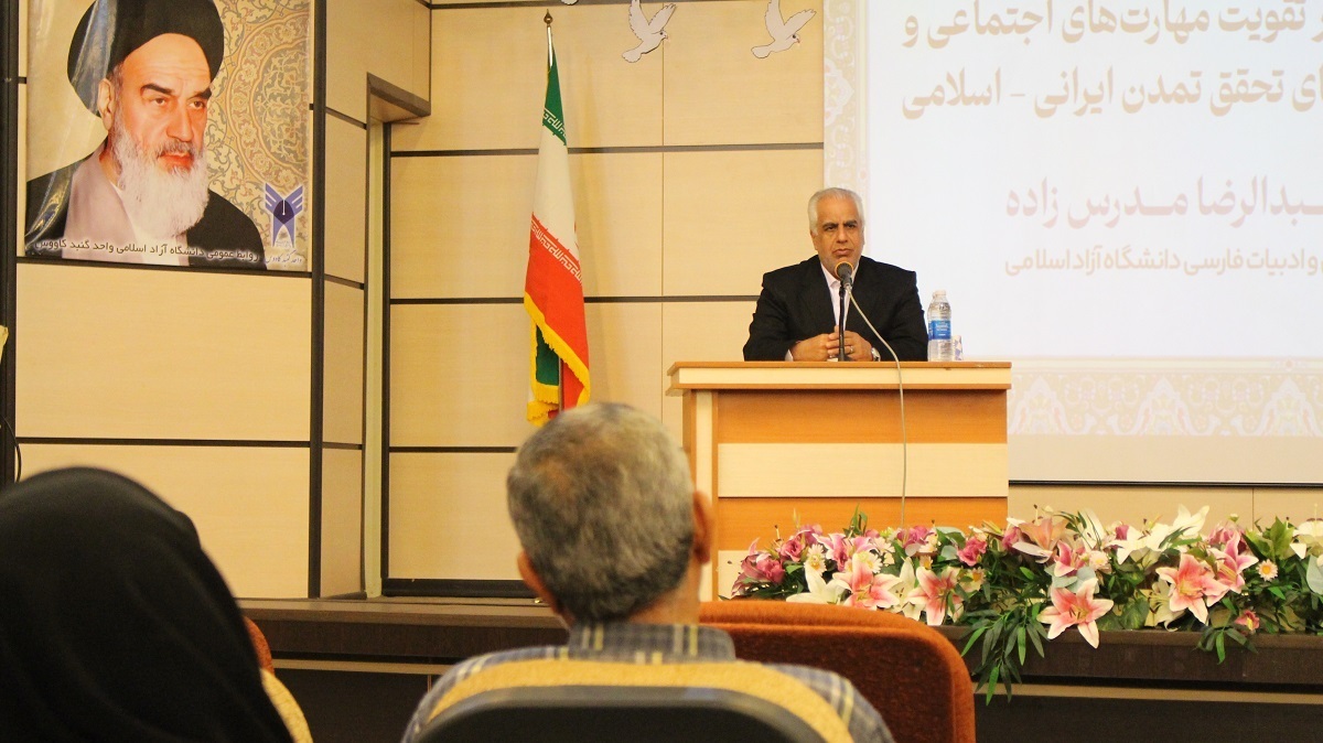 زبان فارسی باید با همه ظرفیتها در قلب پروژه تمدنسازی باقی بماند