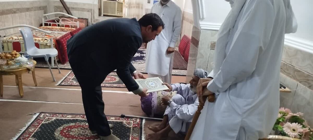 2 اقدام جهادی دانشگاه آزاد ایرانشهر در توزیع بستههای معیشتی و فرهنگی