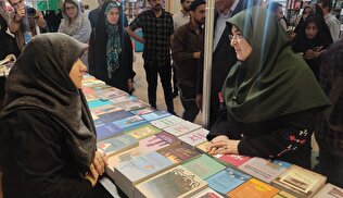 بازدید سخنگوی دولت از نمایشگاه کتاب تهران/ مهاجرانی: کتاب راه دانایی و رسیدن به عزت ملی است