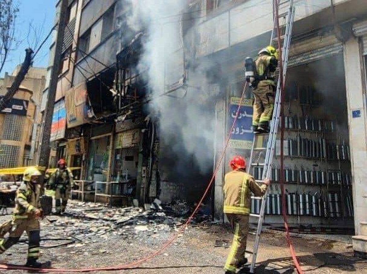 آتش‌سوزی مغازه تعویض روغنی در بلوار اندرزگوی تهران+فیلم