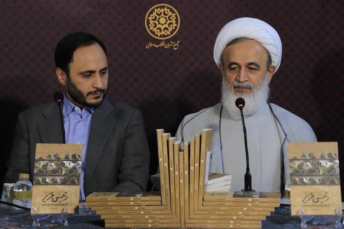 رونمایی «رئیسی عزیز» در مصلا پناهیان: تقوامحوری روش مدیریت شهید جمهور بود