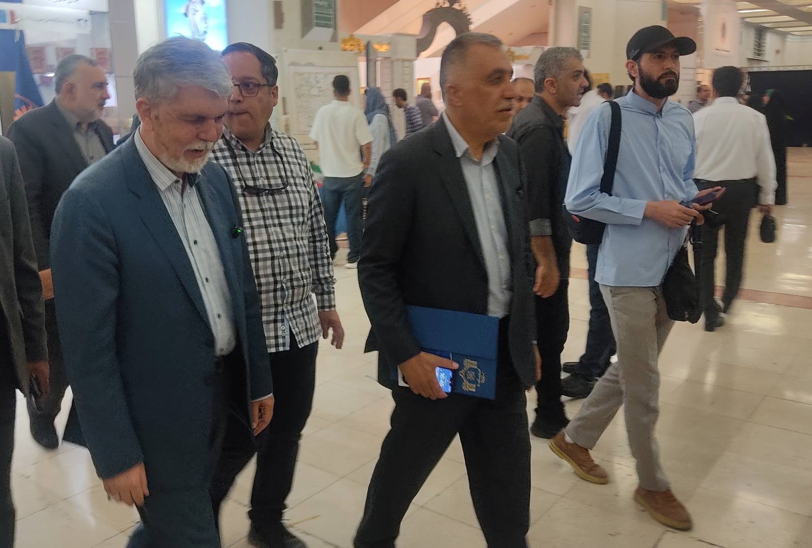 بیصبرانه منتظر حضور رهبر معظم انقلاب در نمایشگاه کتاب هستیم/ ناشران از کاغذ داخلی استقبال نکردند بیصبرانه منتظر حضور رهبر معظم انقلاب در نمایشگاه کتاب هستیم/ ناشران از کاغذ داخلی استقبال نکردند