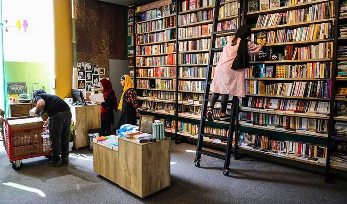 مقابل دانشگاه‌های ادبیات، حتی یک کتابفروشی نمی‌بینیم