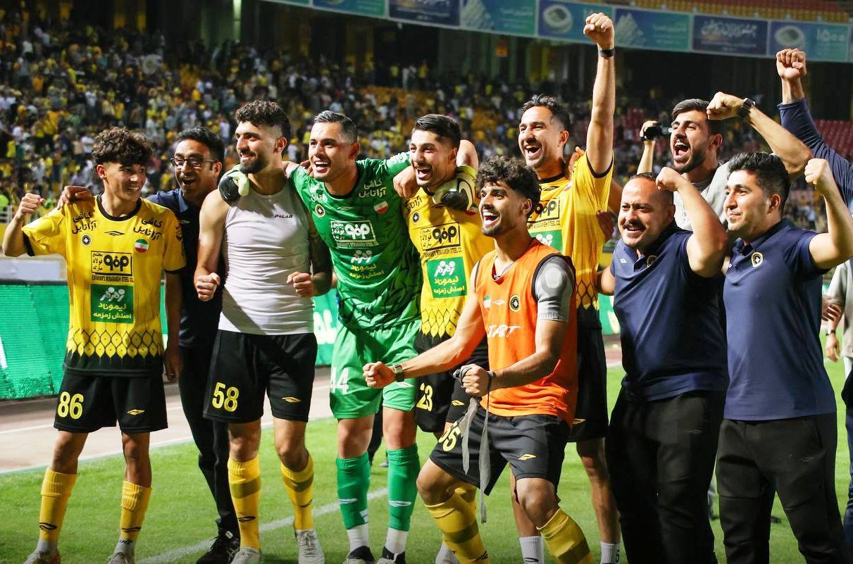 ادامه شعارهای هواداران پرسپولیس علیه درویش و شکست قابل پیش بینی استقلال برابر سپاهان/ جشن قهرمانی تراکتور در ورزشگاه حریف