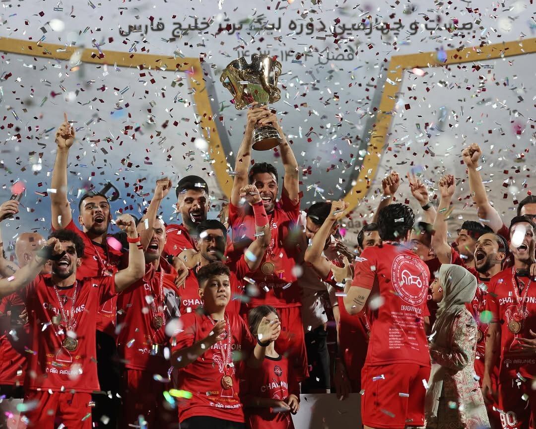 ادامه شعارهای هواداران پرسپولیس علیه درویش و شکست قابل پیش بینی استقلال برابر سپاهان/ جشن قهرمانی تراکتور در ورزشگاه حریف