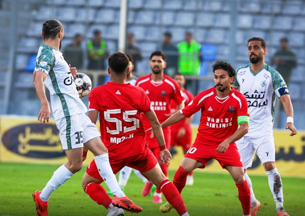 ادامه شعارهای هواداران پرسپولیس علیه درویش و شکست قابل پیش بینی استقلال برابر سپاهان/ جشن قهرمانی تراکتور در ورزشگاه حریف