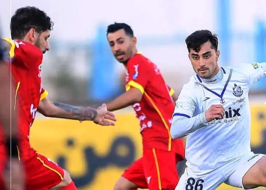 ادامه شعارهای هواداران پرسپولیس علیه درویش و شکست قابل پیش بینی استقلال برابر سپاهان/ جشن قهرمانی تراکتور در ورزشگاه حریف
