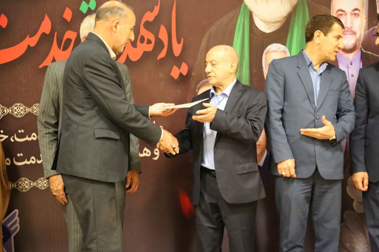 از بوسه بر دستان پدر آبرسانی کشور تا تداوم راه سراسر نورانی شهید رئیسی توسط دولتمردان از بوسه بر دستان پدر آبرسانی کشور تا تداوم راه سراسر نورانی شهید رئیسی توسط دولتمردان