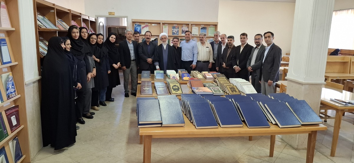 عملی «ما تأخر»؛ اهدای ۱۵۰ جلد کتاب نفیس به دانشگاه آزاد مرند