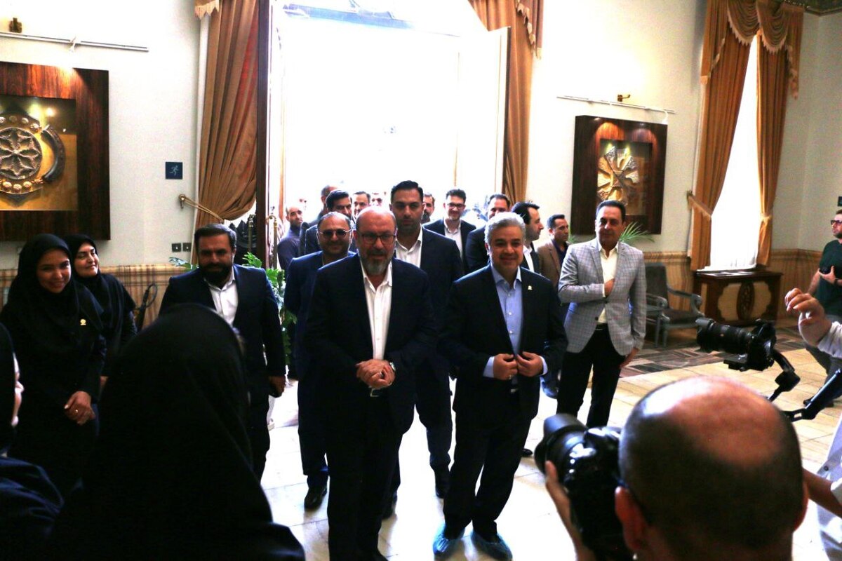 رییس بنیاد مستضعفان از موزه هنر ایران دیدن کرد