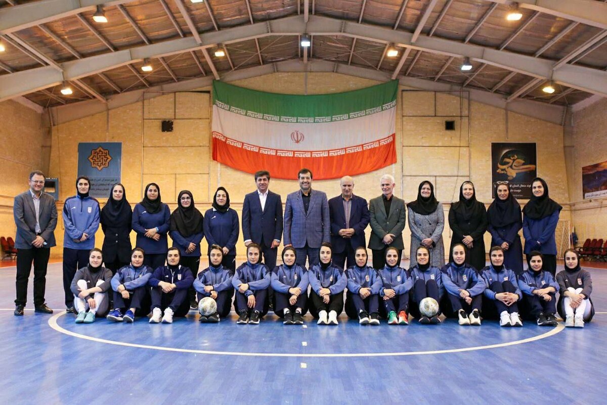 دنیامالی با حضور در جمع اعضای تیم ملی فوتسال:بانوان نباید در زمین‌های درجه چندم تمرین کنند