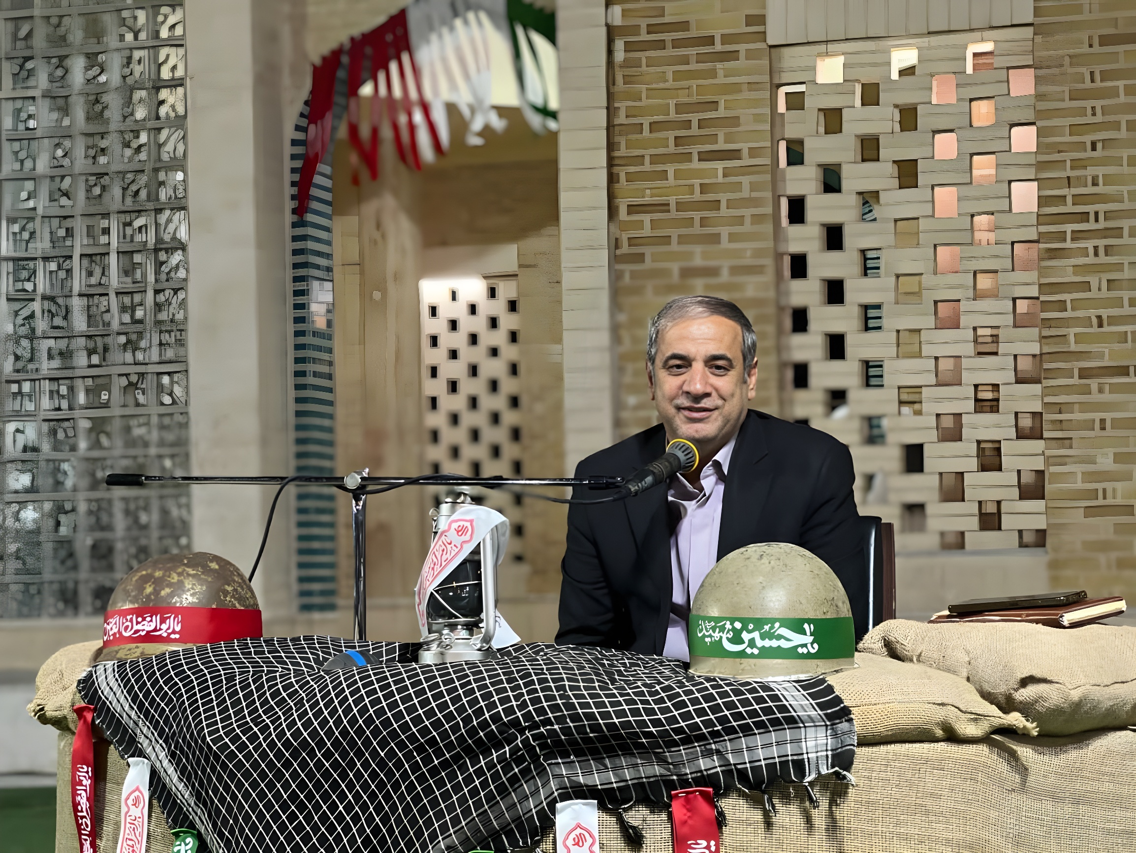 جامعه مستحکم در گرو تبعیت از ولیفقیه و احترام به پدر و مادر است جامعه مستحکم در گرو تبعیت از ولیفقیه و احترام به پدر و مادر است