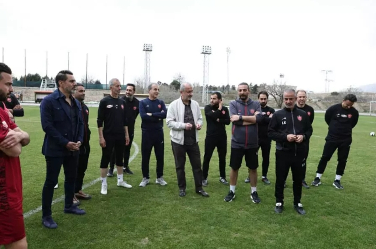 جلسه درویش و کارتال پیش از شروع تمرین امروز پرسپولیس