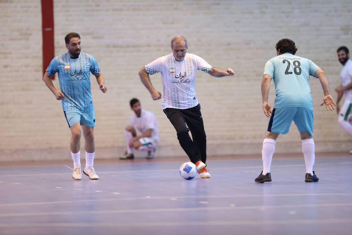 رییس‌جمهور به افتخار کارگران پا به توپ شد +عکس