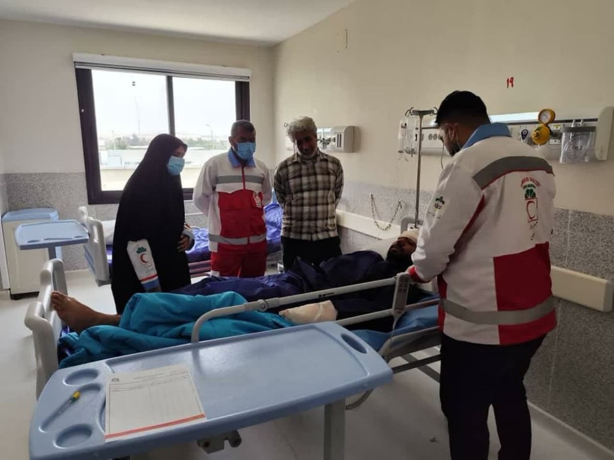 ارائه خدمات امدادی و درمانی دانشگاه آزاد به آسیبدیدگان حادثه بندر شهید رجایی