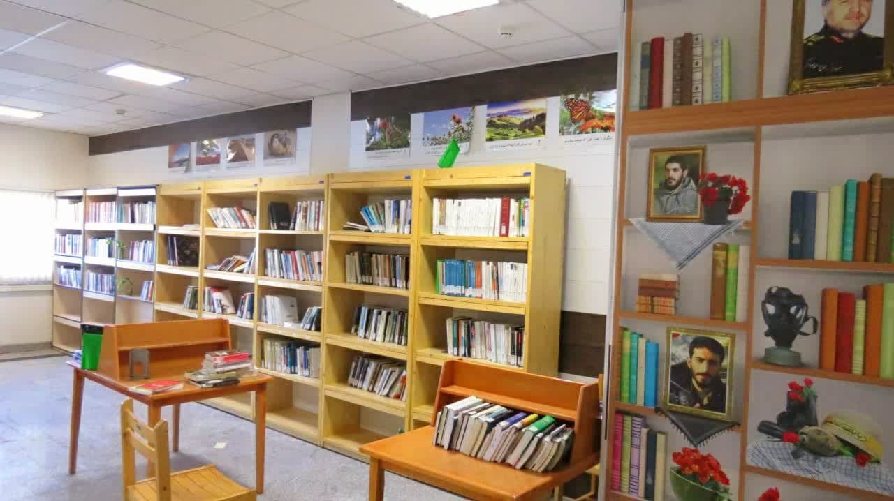 کتابخانه تخصصی دفاع مقدس دانشگاه آزاد همدان غنی‌تر شد؛ درخشش ۳۰۰ جلد کتاب جدید در قفسه‌ها