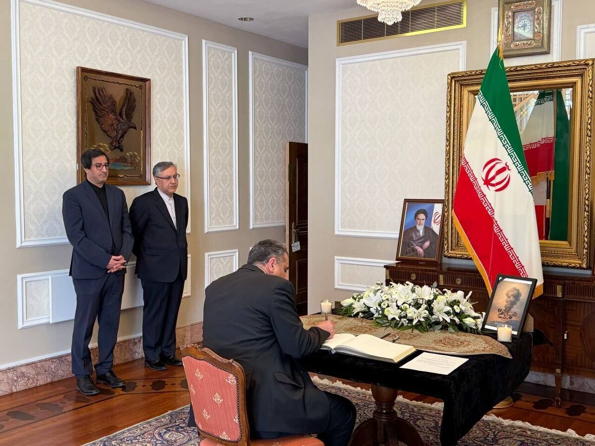 سُفرا و دیپلماتهای خارجی در لندن به جانباختگان حادثه بندرعباس ادای احترام کردند