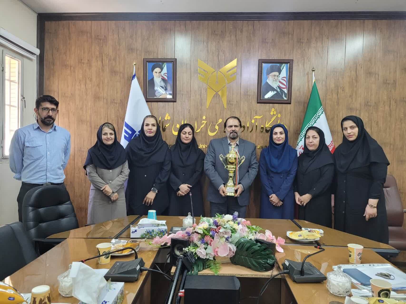 اهدای جام قهرمانی توسط قهرمانان بدمینتون و والیبال به رئیس دانشگاه؛ ورزش عامل همدلی و دوستی اهدای جام قهرمانی توسط قهرمانان بدمینتون و والیبال به رئیس دانشگاه؛ ورزش عامل همدلی و دوستی