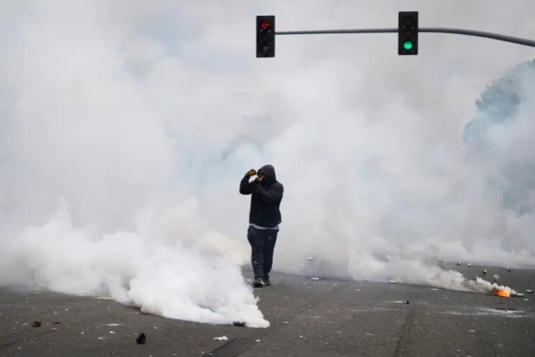 بحران مهاجرتی در لسآنجلس/ خیابانها صحنه نبرد معترضان و نیروهای امنیتی آمریکا بحران مهاجرتی در لسآنجلس/ خیابانها صحنه نبرد معترضان و نیروهای امنیتی آمریکا