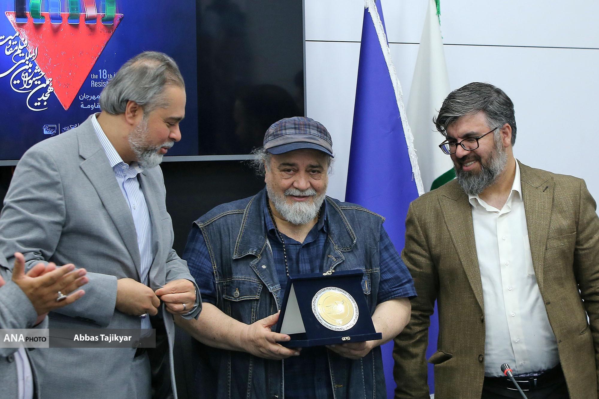 محمدرضا شریفی نیا به جشنواره مقاومت آمد محمدرضا شریفی نیا به جشنواره مقاومت آمد