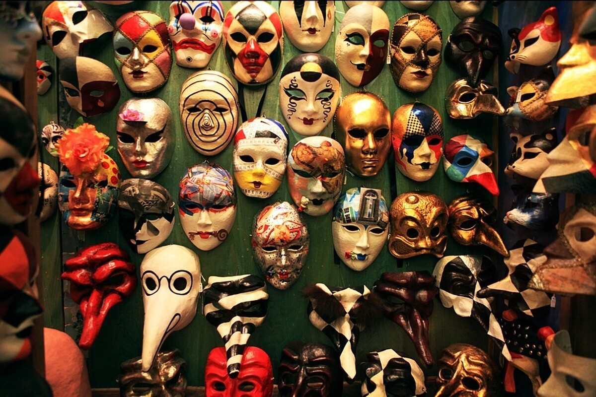 فضای مجازی و چالش هویت چندوجهی انسان معاصر