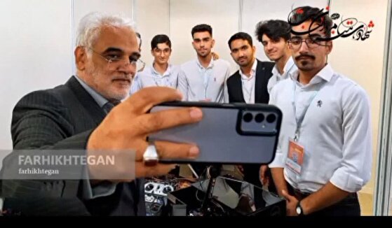 سلفیگرفتن شهید طهرانچی با تلفن همراه دانشآموز سما سلفیگرفتن شهید طهرانچی با تلفن همراه دانشآموز سما