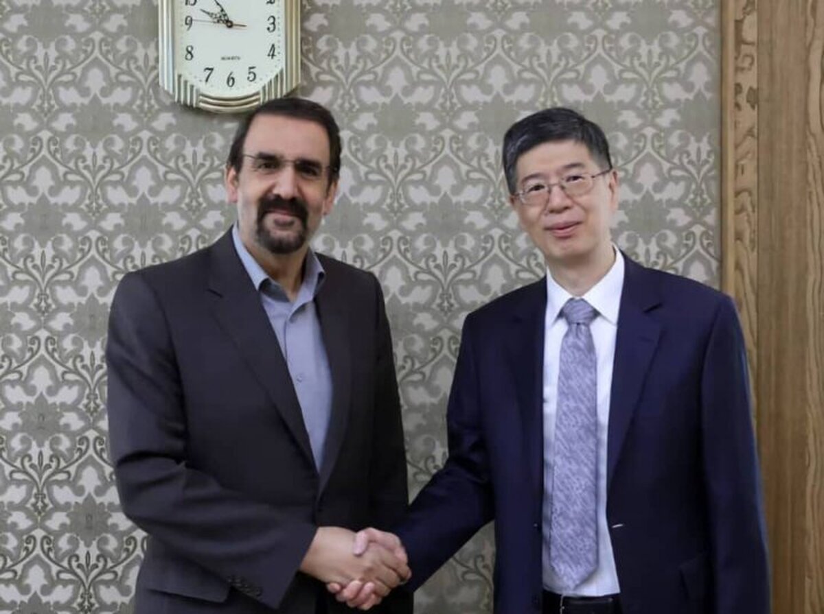سفیر چین با مشاور سیاسی رئیسجمهور دیدار و گفتوگو کرد دعوت از پزشکیان برای حضور در اجلاس شانگهای