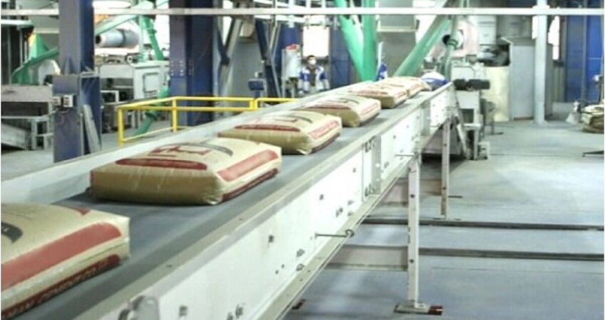 کارخانجات صنعت سیمان با قدرت مشغول کارند مشکل تولید در دوران جنگ و پساجنگ وجود ندارد