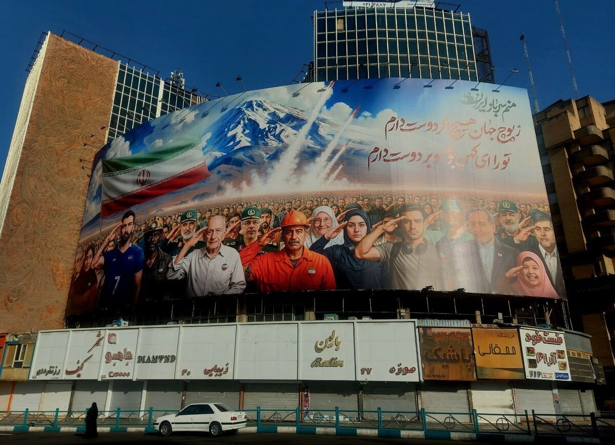 رونمایی از دیوارنگاره «منم سرباز ایران» در میدان ولیعصر(ع)