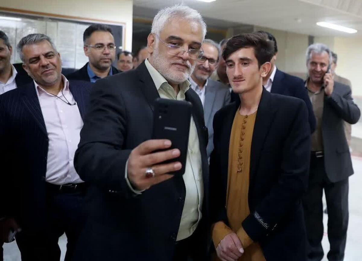 عکس سلفی شهید طهرانچی با تلفن همراه دانشجوی بینالملل