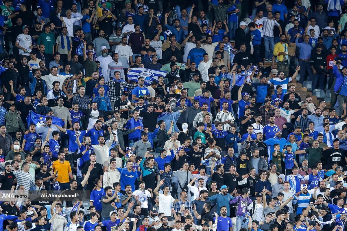 سنگ پرانی تماشاگران روی سکو‌های ورزشگاه اراک  جویباری: سیدورف سرمربی را انتخاب می‌کند، ساپینتو گزینه نهایی نیست+فیلم