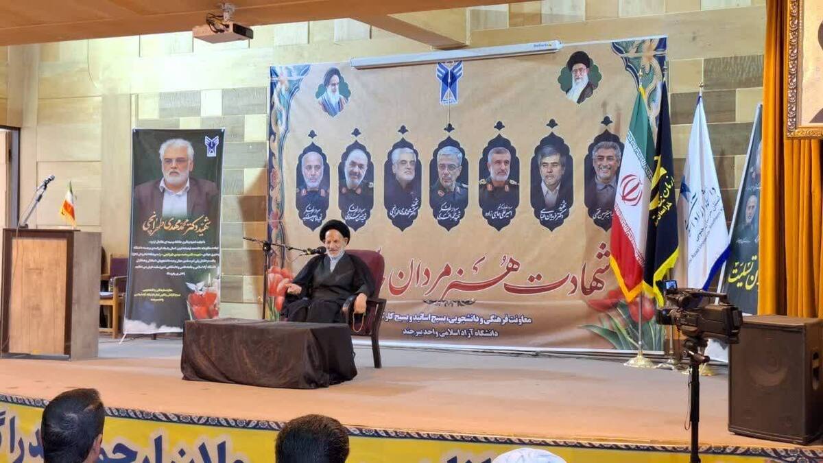 وظیفه استادان تغذیه فکری و ایمانی دانشجویان است