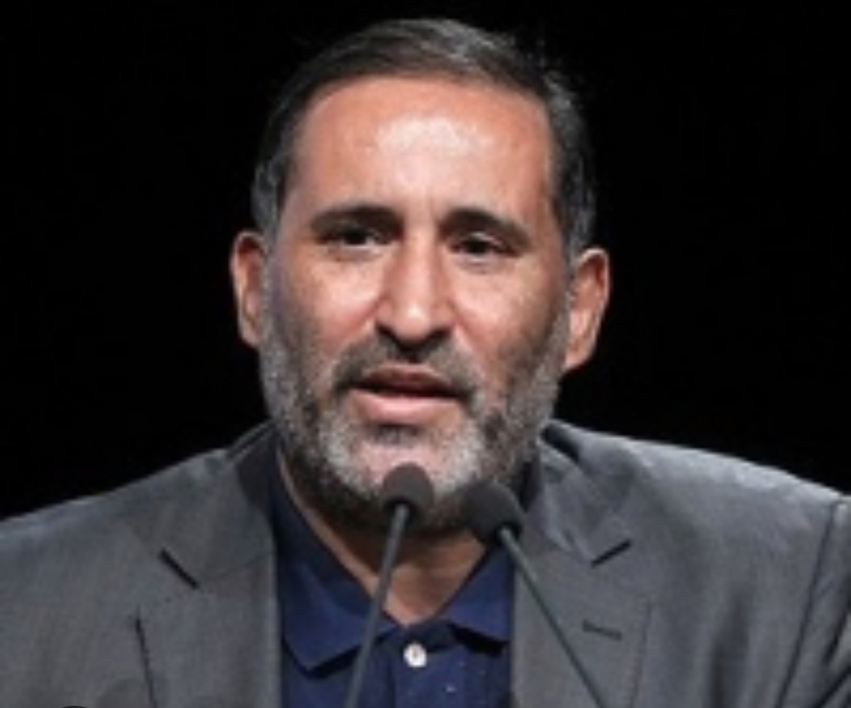 مراست رهبری آزادوار و دانشمند/ که دل سپرده اویند این همه شهدا
