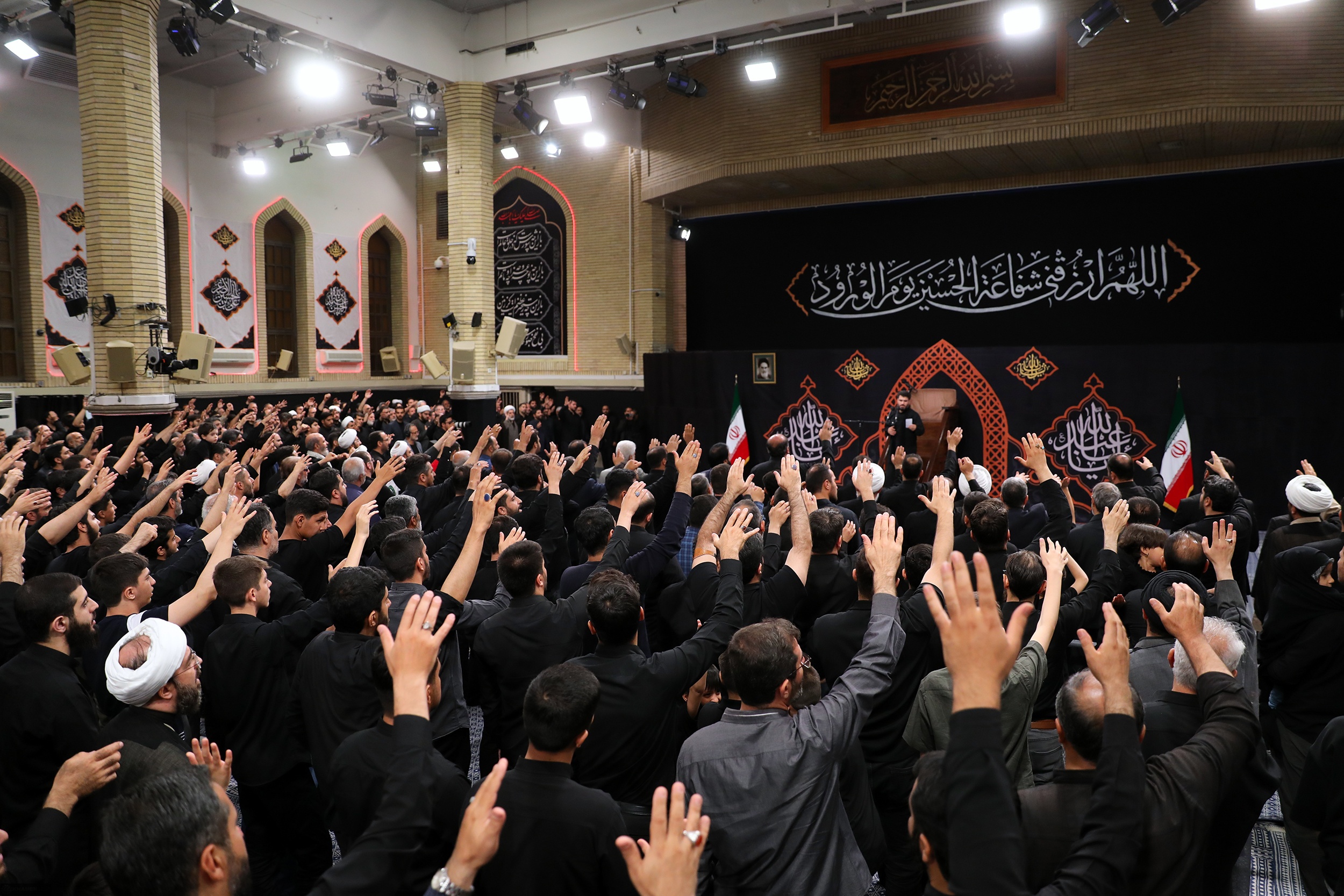 قرارگاه حسین بن علی(ع) ایران است؛ روضه تعطیل‌شدنی نیست