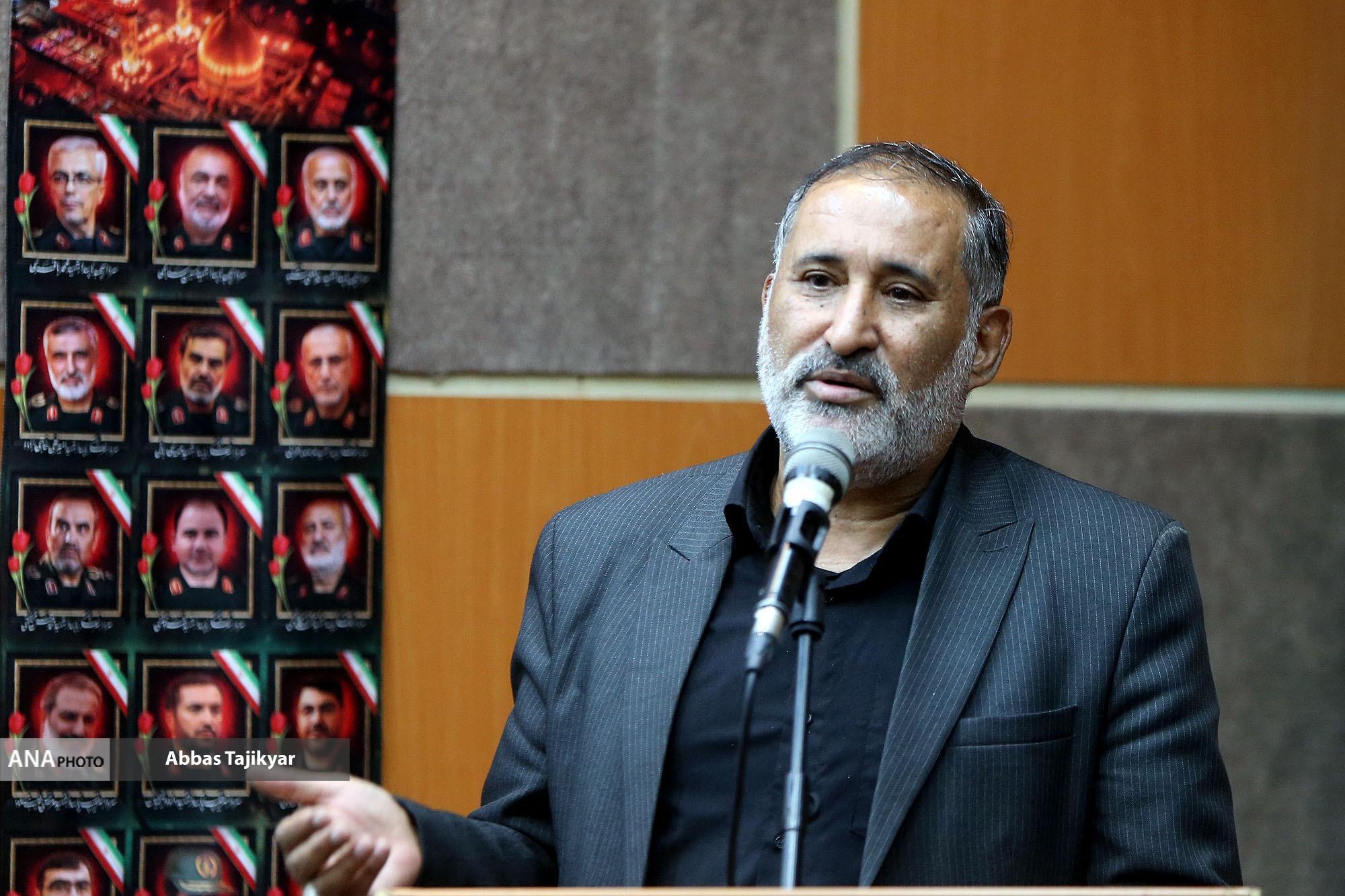 شاعران، حقیقت پیروزی‌ ما و جنایات دشمن را در تاریخ ماندگار کنند