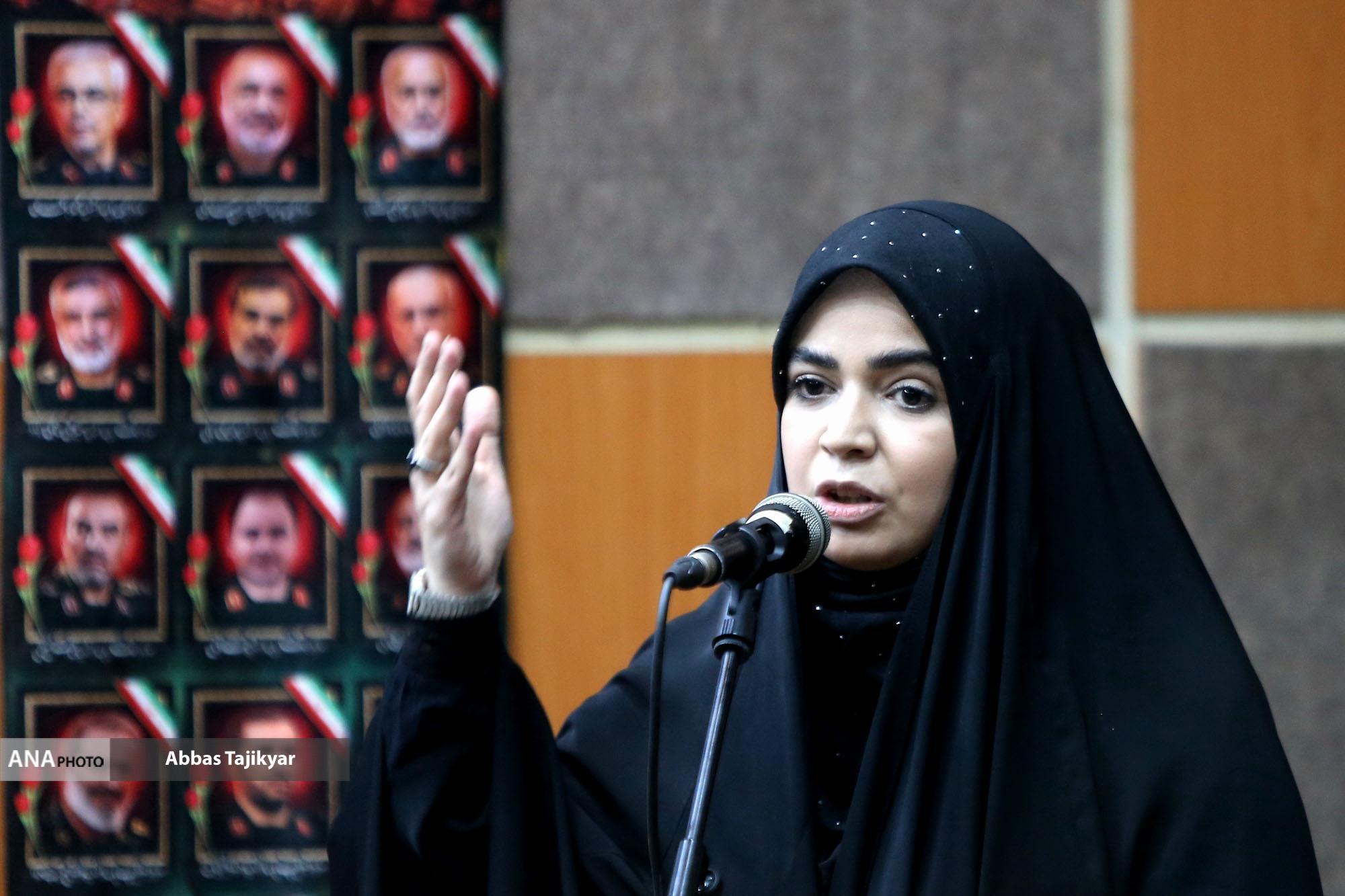 شاعران، حقیقت پیروزی‌ ما و جنایات دشمن را در تاریخ ماندگار کنند