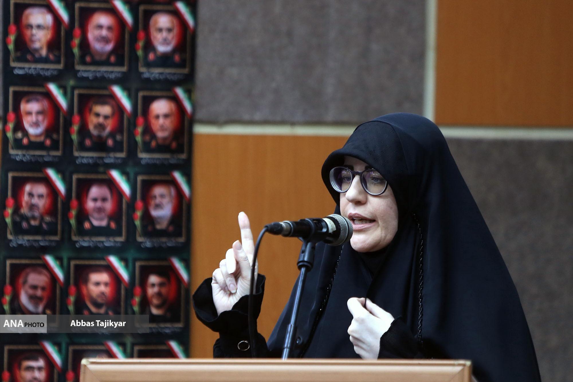 شاعران، حقیقت پیروزی‌ ما و جنایات دشمن را در تاریخ ماندگار کنند