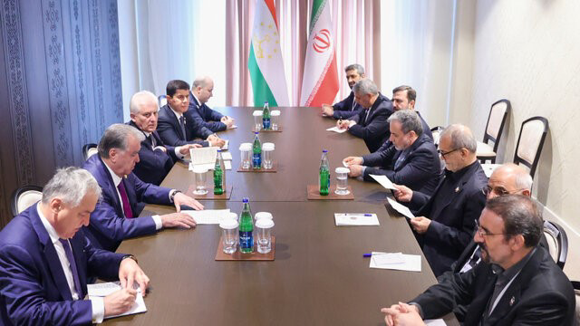 استقبال علی‌اف از پزشکیان در نشست سران اکو + فیلم