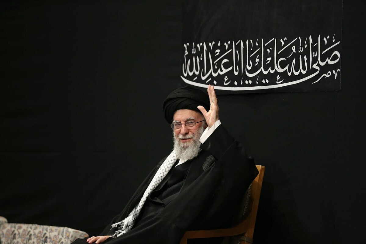 حضور رهبر انقلاب در مراسم عزاداری شب عاشورا؛ نمایش اقتدار در اوج تهدیدها