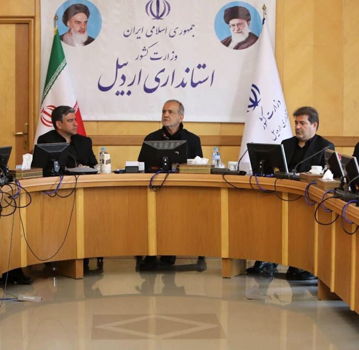 نشست پزشکیان با استاندار و جمعی از مدیران استان اردبیل