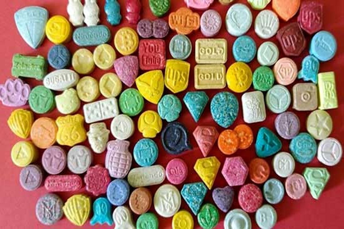 قاچاقچی سابقهدار با ۱۵ هزار قرص مخدر دستگیر شد