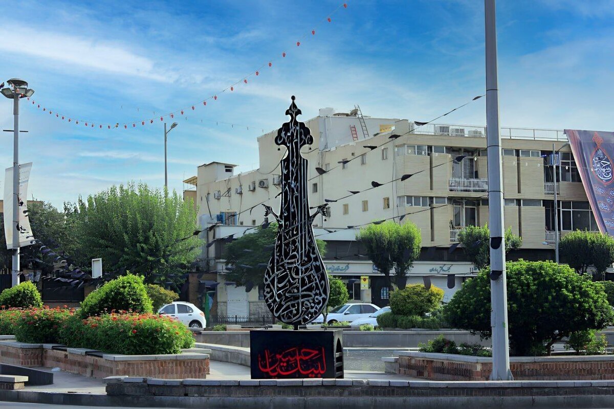 خط ایرانی بر قامت عَلَم عاشورا؛ روایت هنر در مسیر انتظار