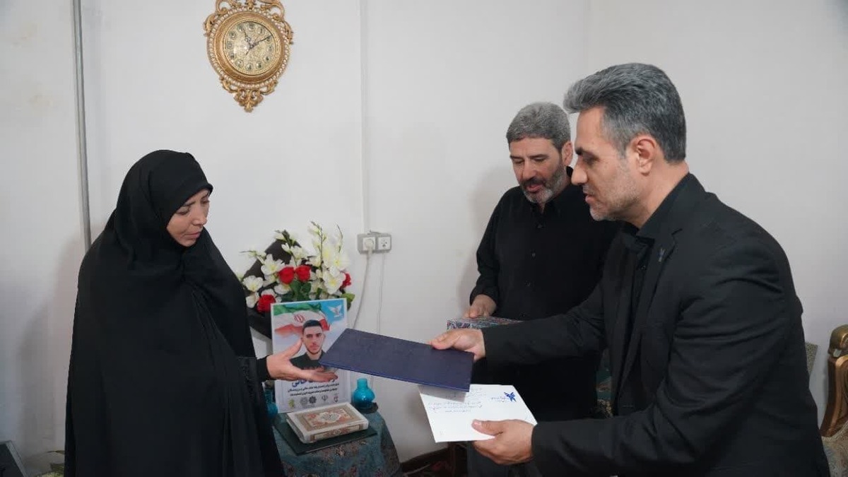 دلجویی مسئولان دانشگاه آزاد از خانواده شهید دانشجو