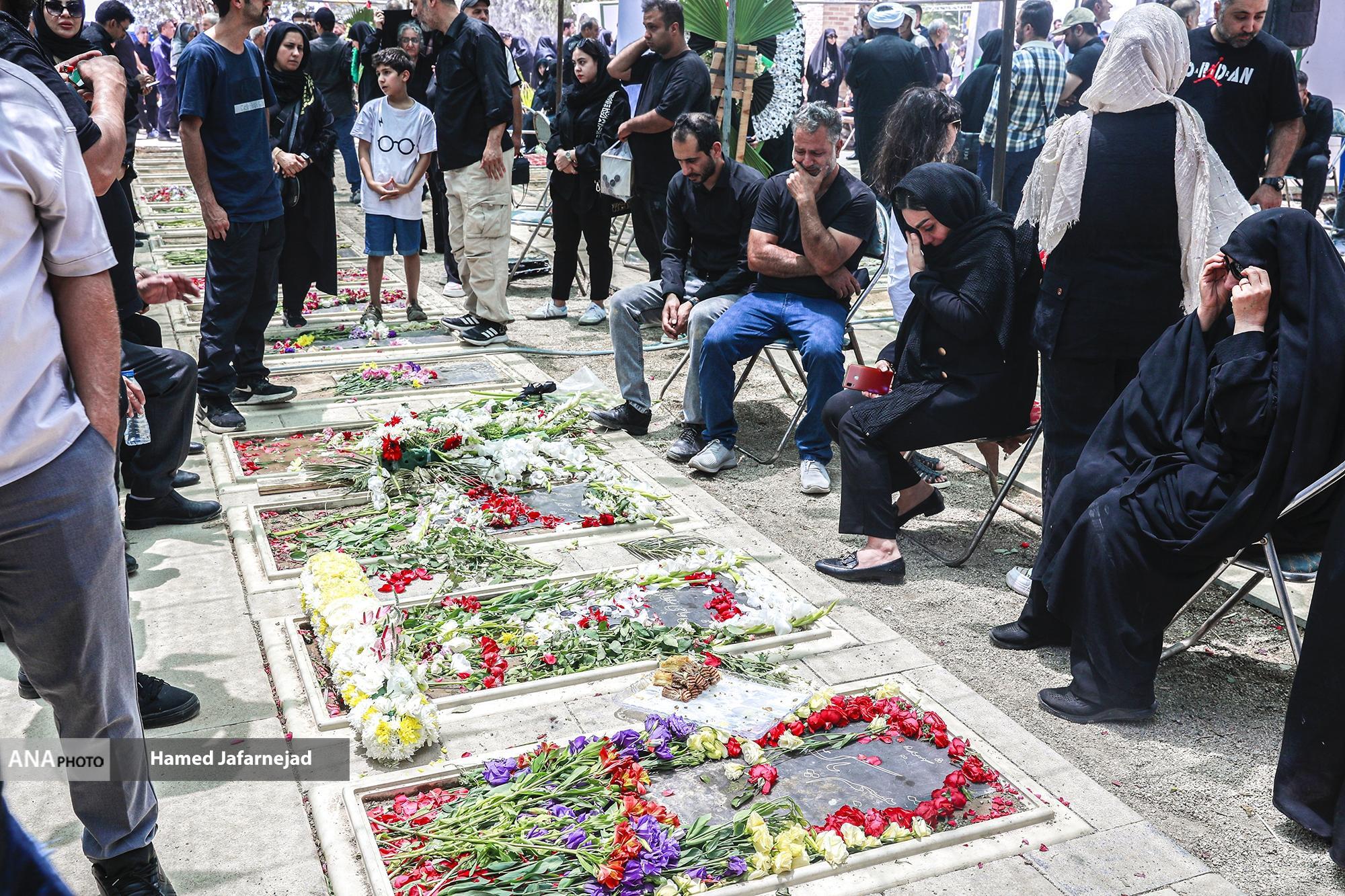 قطعه ۴۲ فقط زمین نیست؛ بایگانی حسهاییست که هیچگاه فراموش نمیشوند قطعه ۴۲ فقط زمین نیست؛ بایگانی حسهاییست که هیچگاه فراموش نمیشوند