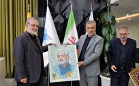 اهدای تابلو یادبود شهید طهرانچی به قائم مقام دانشگاه آزاد در کاشمر