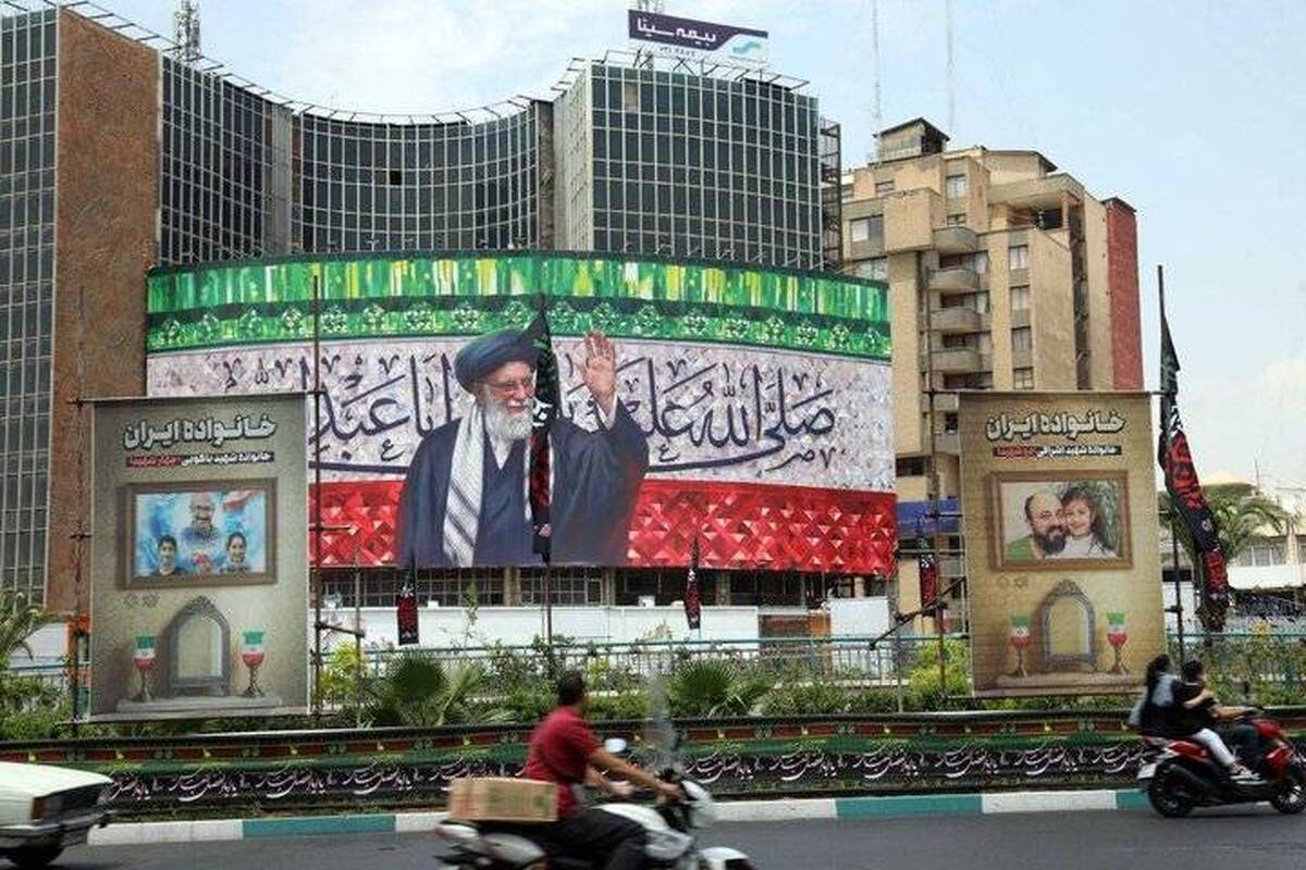 اکران تصاویر خانوادههای شهید حملات رژیم صهیونیستی در میدان ولیعصر تهران