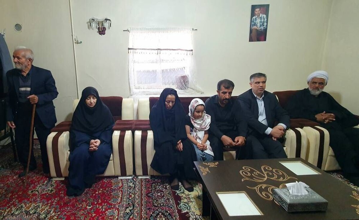 معاون رئیس جمهور با خانواده شهید مدافع وطن مرتضی شفیعی دیدار کرد